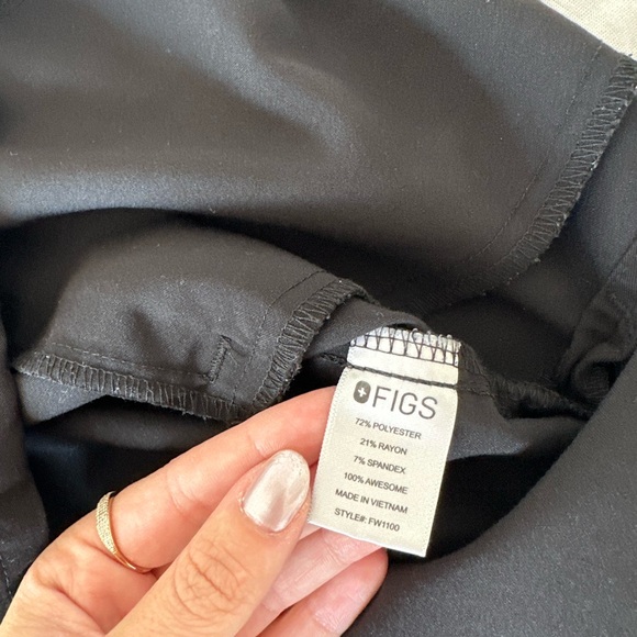 Figs Casma 3 Pocket Black Scrub Top Small - Picture 2 of 2